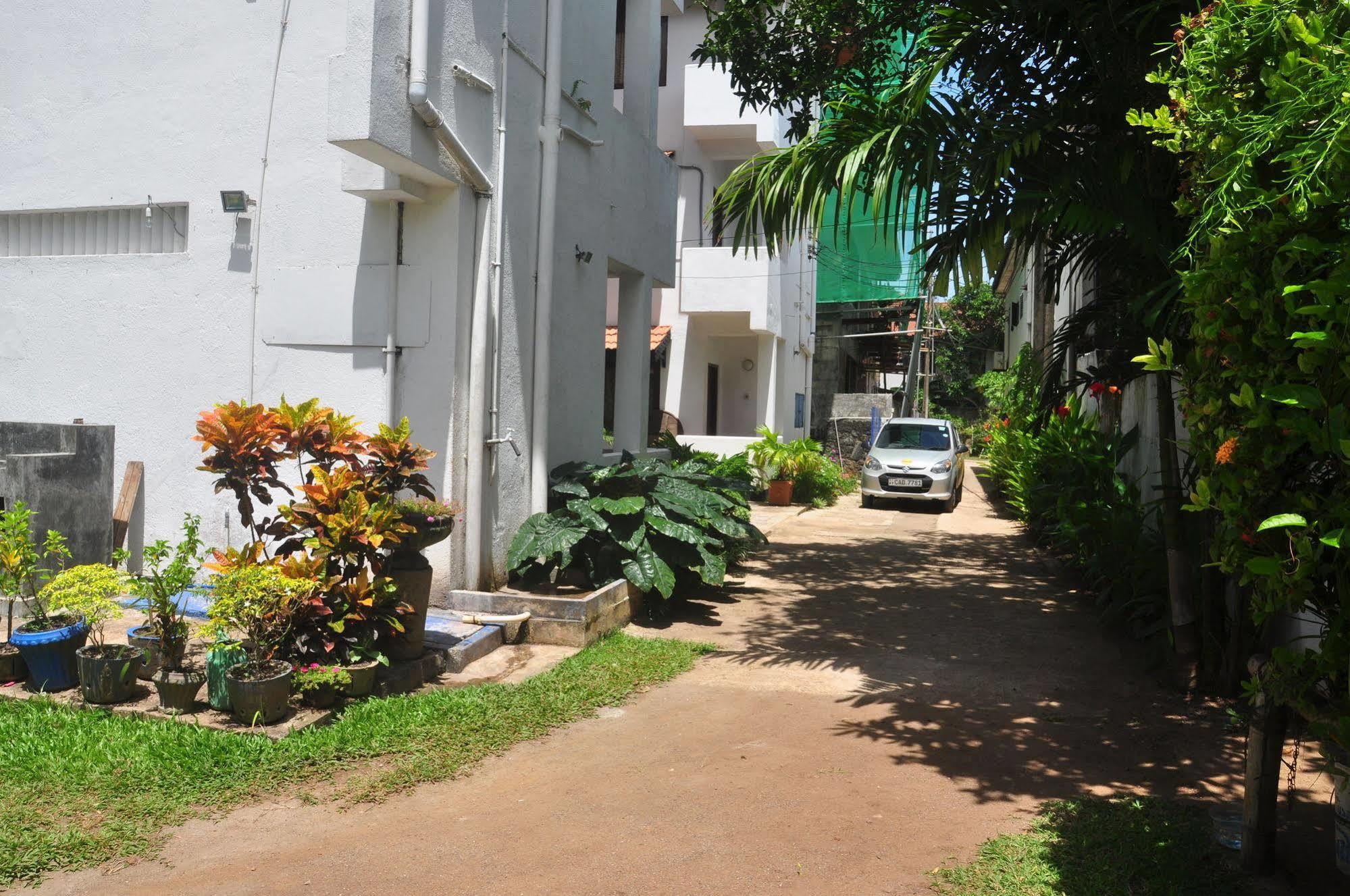 Blue Seas Guest House Dehiwala-Mount Lavinia Exterior foto